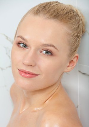 Met Art offers a free xxx photo gallery with Xena demonstrating nice shape