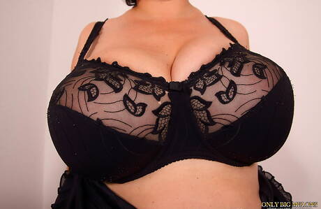 Only Big Melons invites you to browse their xxx pictures with Eleanor exhibit beautiful form