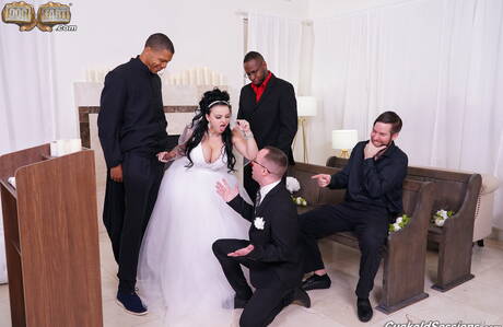 Dogfart Network invite you to explore xxx pics with Payton Preslee in hot threesome